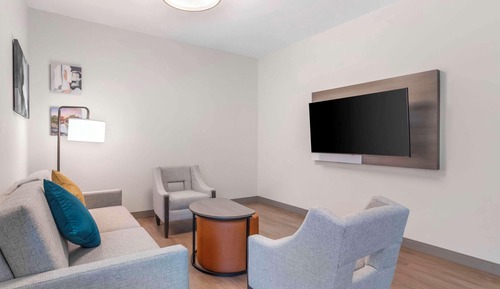 Suite (Wide King, Handicapped, HEARING)