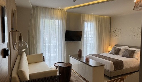 City Condo, 1 Queen Bed, Partial Sea View
