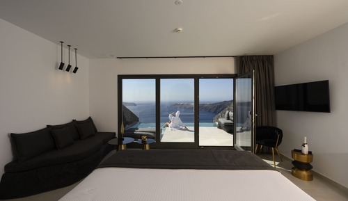 Executive Suite with Infinity Heated Pool