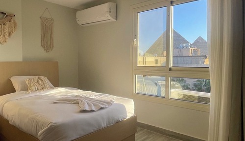 Superior twin room with Pyramids view