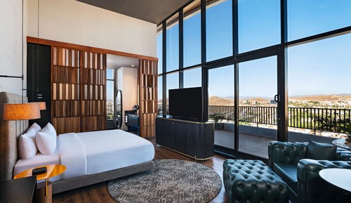 Superior Suite, 1 King Bed, Balcony, Golf View