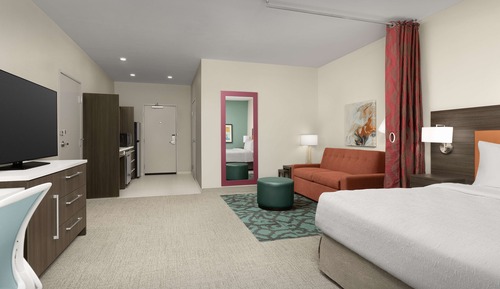 Studio, 1 King Bed (Roll-In Shower)