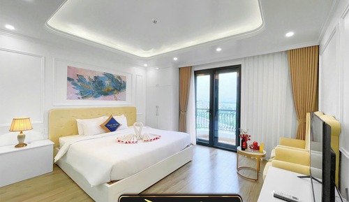 Deluxe Suite, 1 King Bed, Balcony