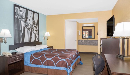Deluxe Room, 1 King Bed, Non Smoking- Fridge, Microwave & Wetbar