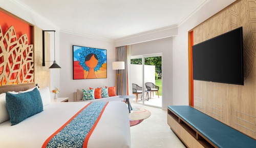 Club Room, 1 King Bed, Garden View (Preferred)