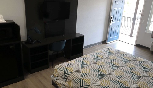 Deluxe Room, 1 King Bed, Smoking, Refrigerator & Microwave