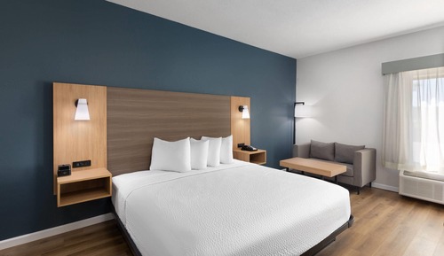 Room, 1 King Bed, Mobility Accessible, Non Smoking (Bathtub W/grab Bars)