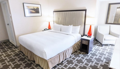 Compact King Room, Shower only with Canadian Fallsview