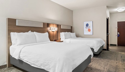 Standard Room, 2 Queen Beds, Roll-in Shower, Non Smoking (Communications)