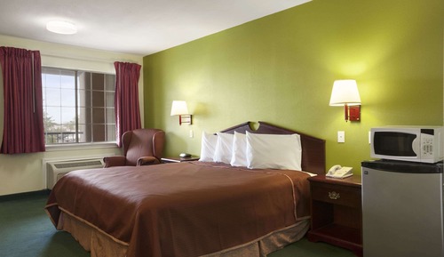 Room, 1 King Bed, Smoking