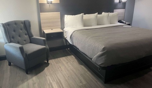 Suite, 1 King Bed, Accessible, Non Smoking (Accessible Tub)