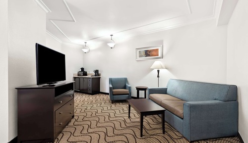 Suite, 1 King Bed, Jetted Tub, Corner