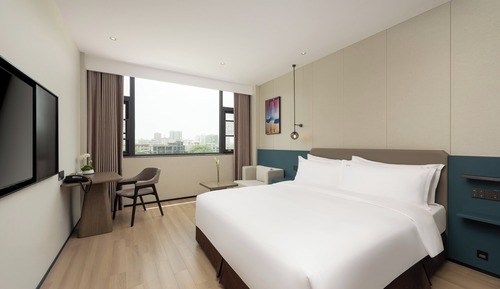 Standard Room, 1 King Bed (East Wing)