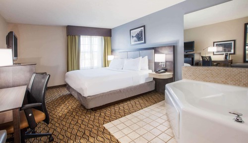 Deluxe Suite, 1 King Bed, Non Smoking