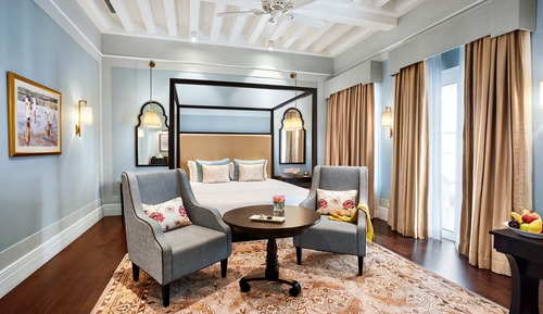 Colonial Room King Bed