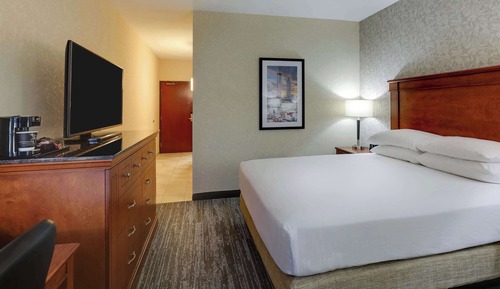 Deluxe Room, 1 Queen Bed, Refrigerator & Microwave