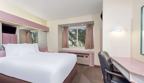 Basic Room, 1 Queen Bed, Smoking