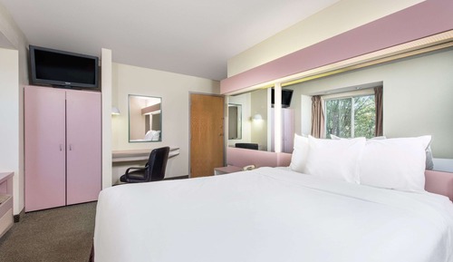 Basic Room, 1 Queen Bed, Accessible, Smoking