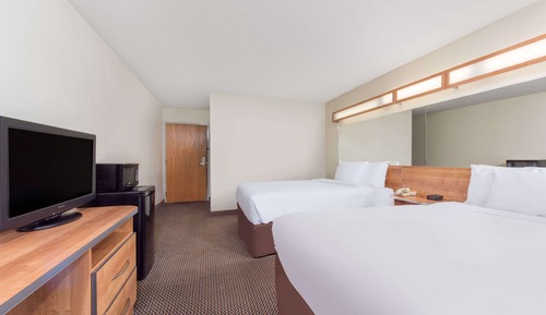 Basic Room, 2 Queen Beds, Smoking