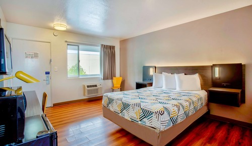 Deluxe Room, 1 Queen Bed, Non Smoking, Refrigerator & Microwave
