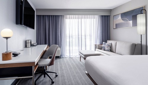 Room, 1 King Bed (Mobility/Hearing Accessible, Tub)