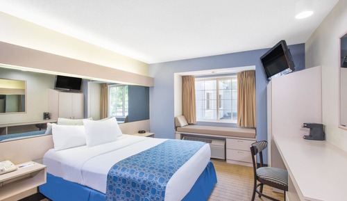 Room, 1 Queen Bed, Mobility Accessible, Non Smoking (Hearing Impaired Accessible)