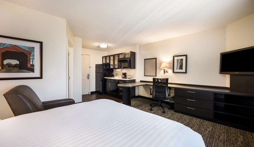 Suite, 1 Queen Bed with Sofa bed, Accessible (Mobility Roll in Shower One Bedroom)