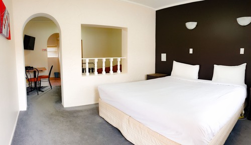 Studio, 1 King Bed (Ground)