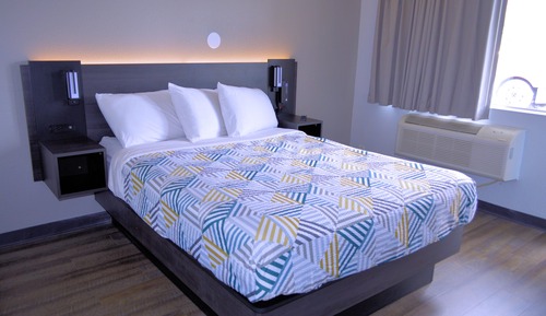 Standard Room, 1 King Bed, Accessible, Non Smoking