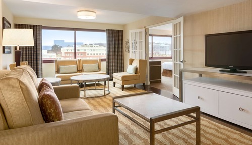 Suite, 1 King Bed, Non Smoking (Governor's)