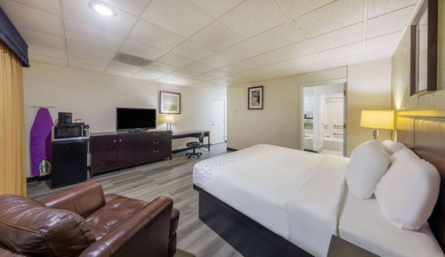 Deluxe Room, 1 Queen Bed, Non Smoking, Pool View