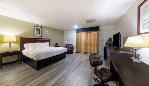 Studio, 1 King Bed, Non Smoking, Pool View
