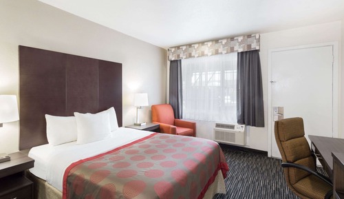 Standard Room, 1 Queen Bed