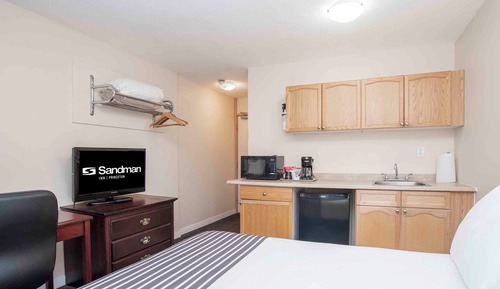 Standard Room, 1 Queen Bed, Kitchenette