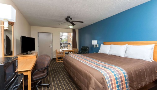 Standard Room, 1 King Bed, Smoking