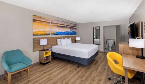 Room, 1 King Bed, Accessible, Non Smoking (Mobility, Bathtub w/ Grab Bars)
