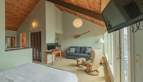 Deluxe Room, 1 Queen Bed, Bay View