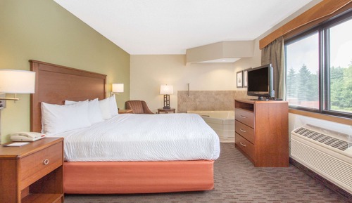 Deluxe Studio Suite, 1 King Bed, Non Smoking, Corner