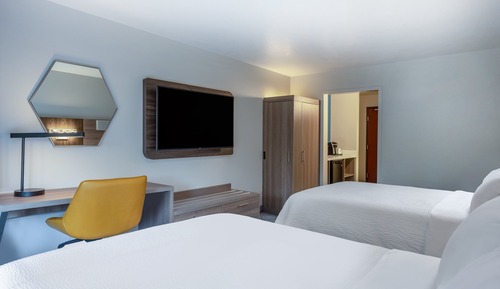 Standard Room, 2 Queen Beds, Roll-in Shower (Mobility)