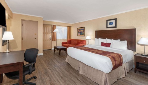 Suite, 1 King Bed, Non Smoking (with Sofabed)