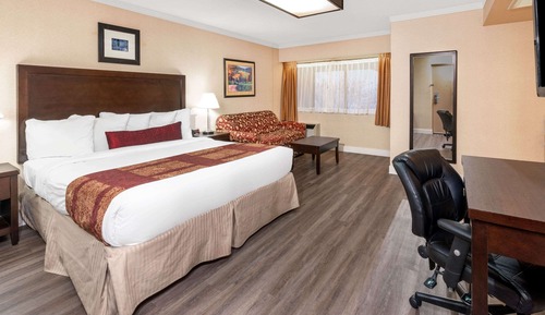 Suite, 1 King Bed, Non Smoking (with Sofabed)