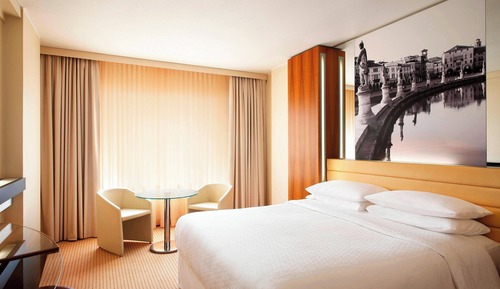 Deluxe Room, 1 Queen Bed, Non Smoking