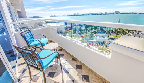 Deluxe Junior Suite King Lagoonview
