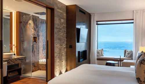 Contemporary Lake view Bay Suite with Spa Access