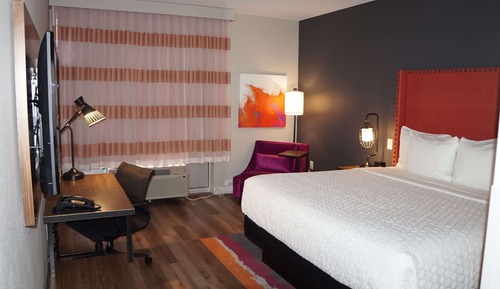 Deluxe Room, 1 King Bed, Non Smoking (Mobility/Hearing, Tub w/ Grab Bars)