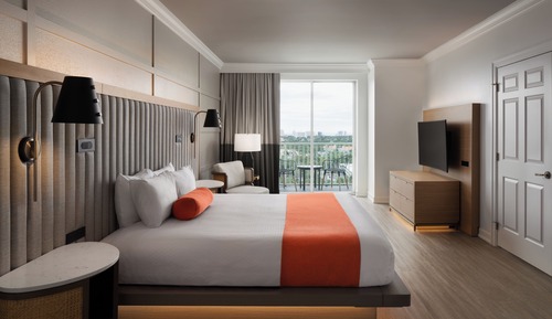 1 Bedroom Suite with Corner Balcony, City View, 1 King Bed