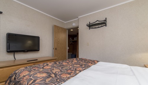 Apartment, 1 bedroom on the lower level of fourplex unit