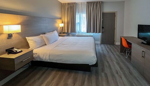 Standard Room, 1 King Bed, Non Smoking, Refrigerator