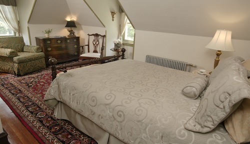 Economy Room, 1 Queen Bed, River View, Corner