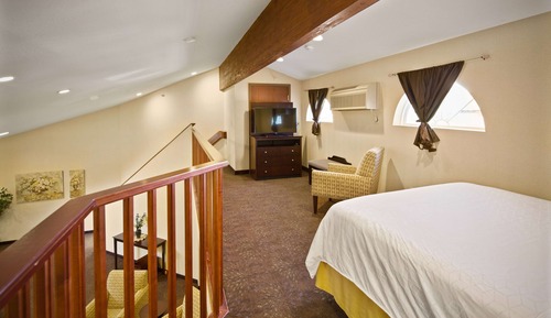Luxury Suite, 1 Bedroom, Non Smoking (1 King and 1 Queen Bed)
